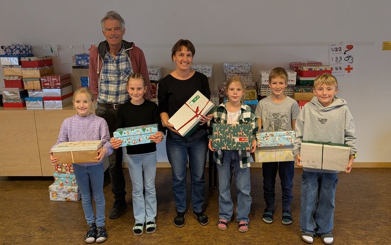 1400-px_Weihnachten_im_Schuhkarton_UEbergabe_der_Geschenke.jpg 